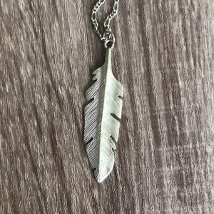 Drop Necklace Feather Design